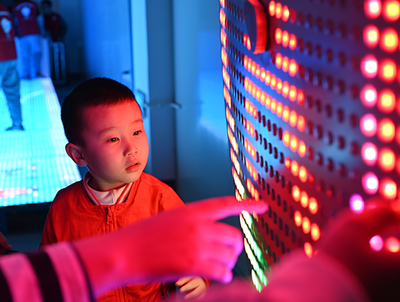探索光電奧秘，勇電科技之光照進小朋友們的課堂